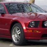 Ford Mustang rojo.